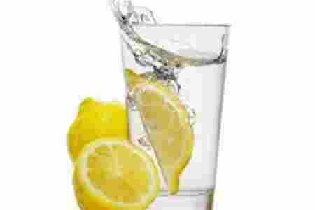 Pourquoi vous ne devriez jamais mettre une rondelle de citron dans votre verre d'eau